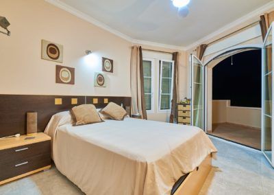 Suite doble con balcón de la villa de lujo | NYK Villas Jávea