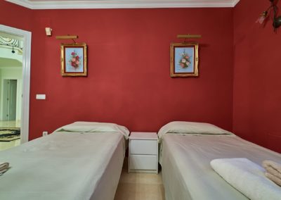 Esta suite doble dispone de dos camas individuales | NYK Villas Jávea